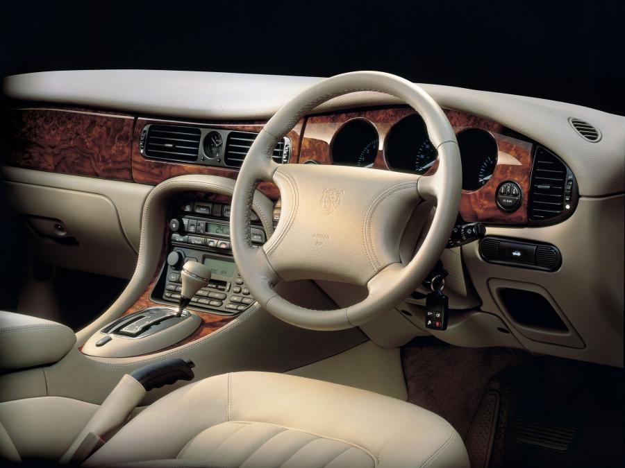  Jaguar XJ8 (X300) 1997 года  (фото 15 из 23)